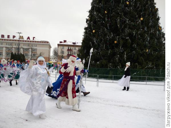 Веселится и ликует весь народ