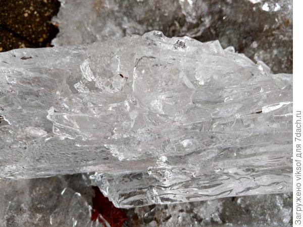 Зато кристаллы прямо перед нами рассыпались из водосточной трубы