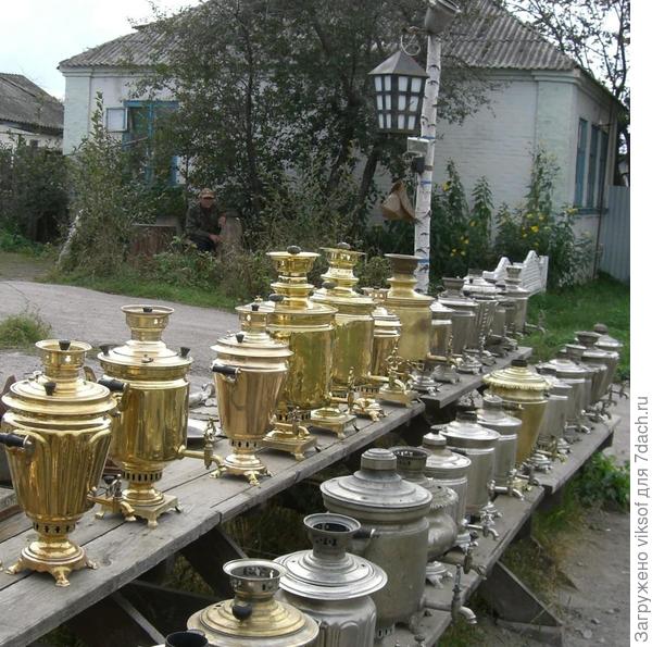 и на обратном пути муж таки согласился и к-у-п-и-л самовар очень похожий, конечно, сравнить нет с чем, но в памяти остался именно такой самовар