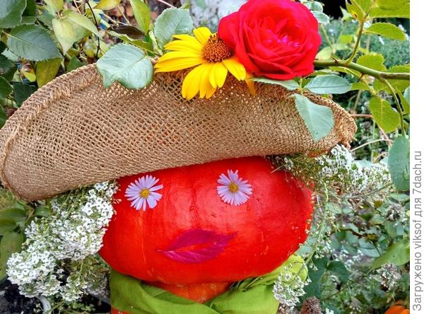 Смущается, конечно, ну, нельзя быть красивой такой!