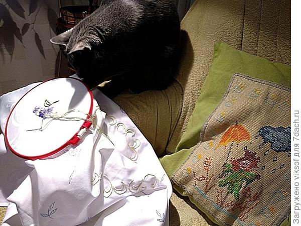 и чтобы помощник рядышком был, только он знает куда исчезают ниточки, и подушечку любит с пугалом, на сайте в фотоконкурсе была номинация - Пугало, пришлось срочно вышить!