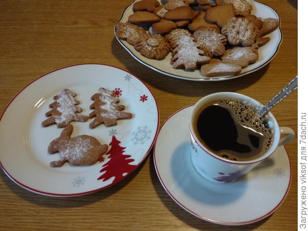 Светочка, и все,кто любит имбирное печенье угощайтесь,, сегодня утром напекла для новогоднего настроения, вот только украшать не знаю чем, глазурью надо попробовать без белка, с белком боюсь..,