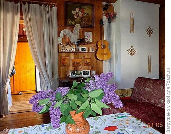 вот она родимая справа с бамбуковыми штучками, топка в кухне, а здесь - простор для творчества, муж что-то пропыхтел, но когда то они нам мешали, ну, да - придётся ФСЁ переставлять, так что это повод ничего не делать, в крайнем случае есть второй этаж, там точно простор для творчества, скорее бы ЛЕТО!