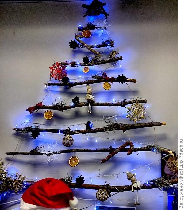 и тоже собираюсь подобную ёлочку сварганить на даче, хоть мы там не живём, но обязательно приезжаем в праздники