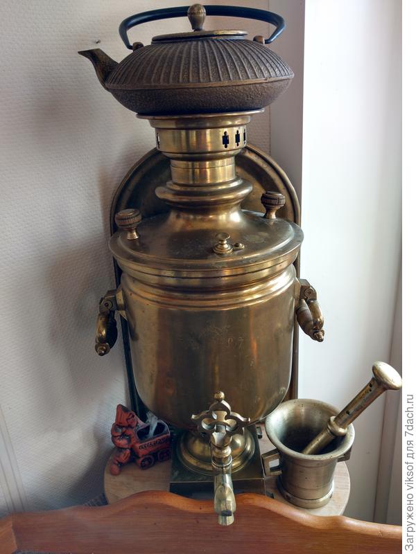 Вот, на самоваре, китайский чугунный, может и не совсем чугунный, но шибко тяжёлый, внутри эмаль