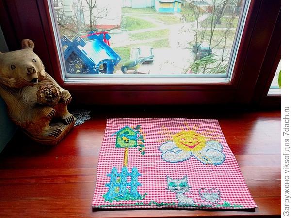 А эту наволочку забрала с дачи постирать - любимая подушечка Витаса с малых лет