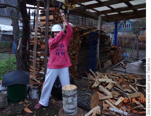 Сейчас рассмотрела дату на фотографии - осенью будет 6 лет тому назад, я хоть и сейчас красавица хоть куда, НО талия начала обрастать и ФСЁ из-за таких замечательных рецептов: разве можно пройти мимо прекрасных кулинарных конкурсов, вот Мариночка приучила меня на кухне уже и готовить, так если бы только она - тут что ни рецепт - вкусно и красиво, а ещё и Юрочка, который (Yorir) - мой любимый тоже завсегда необычно и вкусно приготовит... вот куда тут деться, только наслаждаться и радоваться жизни, конечно, можно ещё машину дров переколоть!