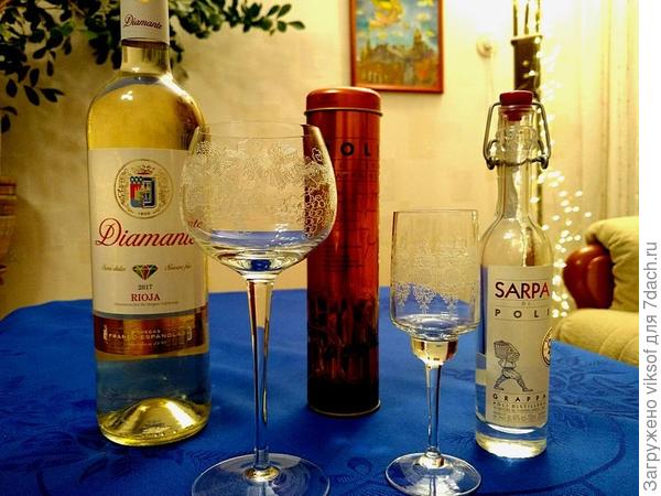 если муж бывает, захочет чего-то крепенького, то я не отказываюсь от бокала вина и для этого у нас есть мои любимые бокалы и рюмки из чешского стекла,