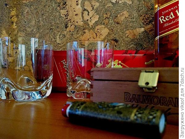 а эти стаканы для виски исключительно для мужских разговоров, причём муж пьёт виски и без содовой. и безо льда, а вот для друга его всегда держу лёд, вот, кстати, надФ отправить порцию в морозилку, я когда-то попробовала виски - до сих пор помню.., конечно, не всё показала - есть хрустальные бокалы, стаканы и рюмки и признаюсь - я их очень люблю, просто их надА вымыть для показа, но это потом...