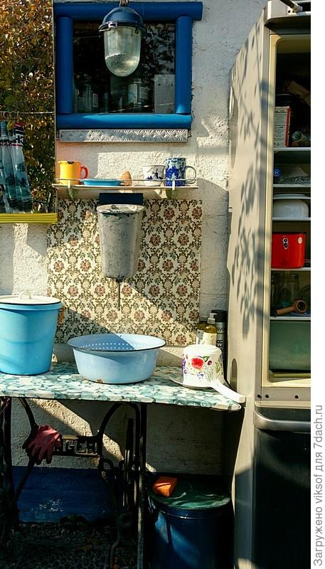 справа, видите стоит наш красавец, я его использую для хранения разных мелочей, стоит он на улице в хозяйственной зоне, в нижней части хранятся банки, закрывается дверкой - это бывшая морозилка, верхняя часть закрывается водоотталкивающей шторкой, другой фотографии не нашла,