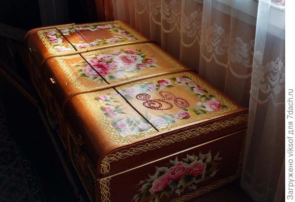 вот здесь Ирочка и хранит необходимое постельное и столовое бельё