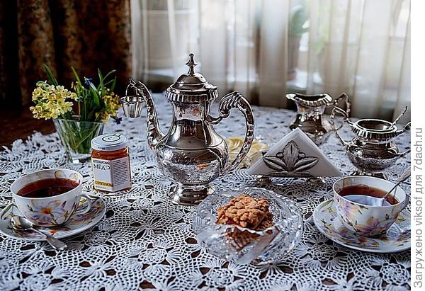 Или у подружки за красивым столом, да из такого чайничка!