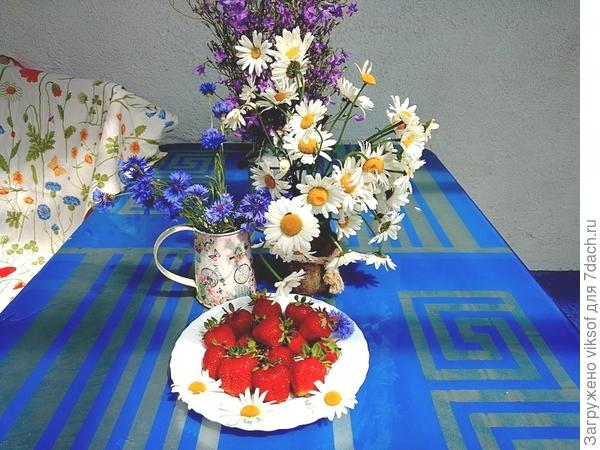 Угощайся, Юленька!