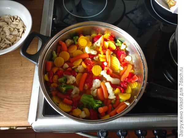 Муж оказывается начал что-то готовить, щасс переложу в стекляшку, укрою всем, что есть и будет high lecker!