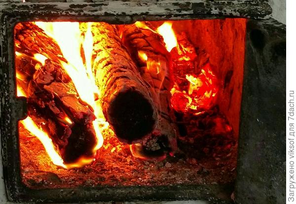 Бьётся в тесной печурке огонь