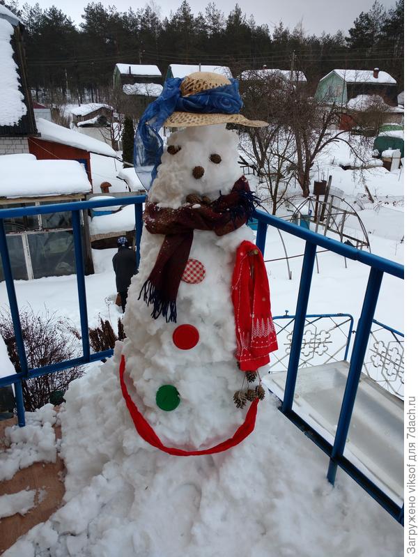на балконе дачи стоооко снега, что не слепить ещё одну красотку было бы неправильно