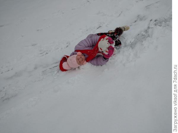 днём катаются дети,