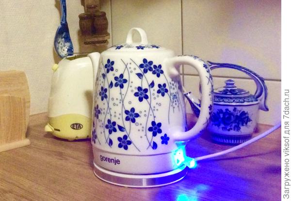 А мне муж за хорошее поведение тоже подарил чайник.  Вот, не могу без того, каб не похвастаться, потому что люблю менять чайники!