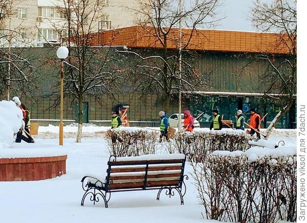 но дворники с лопатами идут на борьбу со снегопадом...