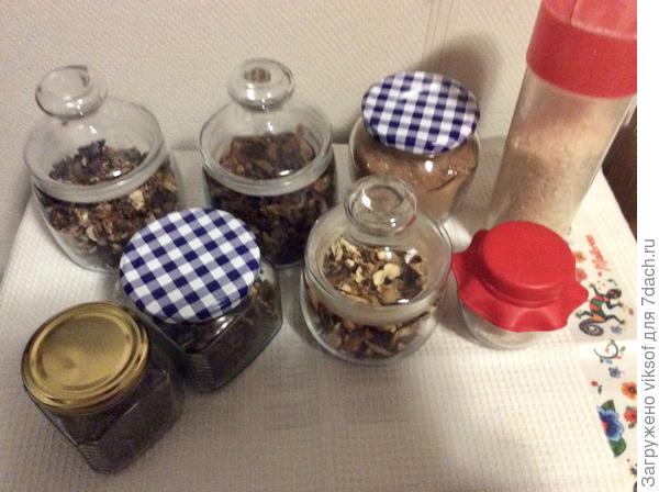 очень нравятся стеклянные, не надо подписывать, но пластиковые ещё есть.