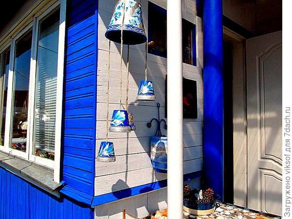 каждый апрель на моей террасе красуются колокола, а ведь это обычные глиняные горшки, которые моя соседка Ирочка расписала их, я в них просто влюблена,