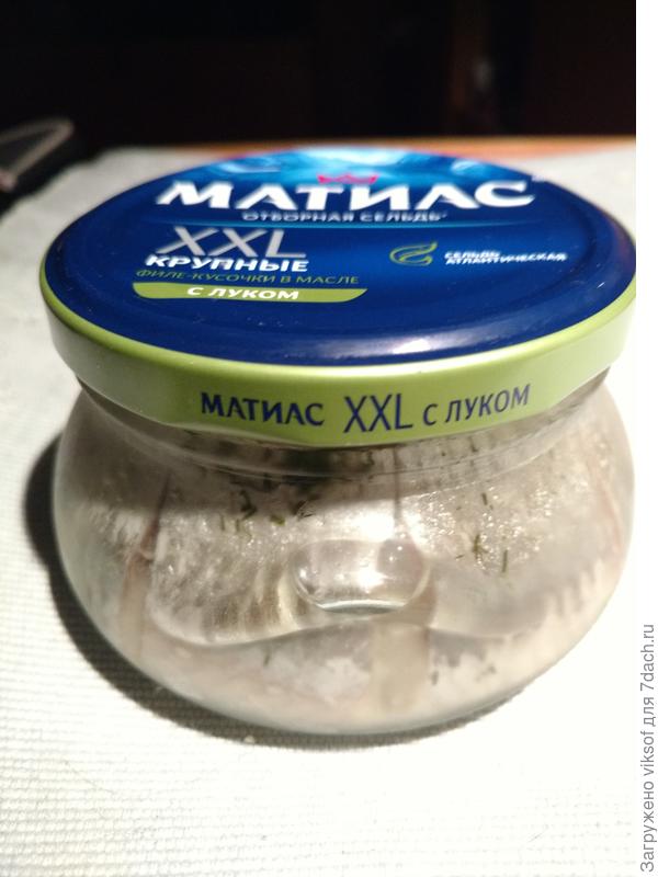 по краям то баночки кусочки крупноватенькие, а в центре месиво из лука и рыбной каши - ужас, а пришлось съесть пару кусочков, потому что не возможно рассматривать рыбёшку на сковородке и ничем не заесть, как я люблю рыбу, а ТАКОЙ никогда и не пробовала, была бы поближе точно бы напялила бы теплые штаны и с сачком в руках ловила бы рыбёшку...всякую вкусную, особенно,  с запахом огурчика!