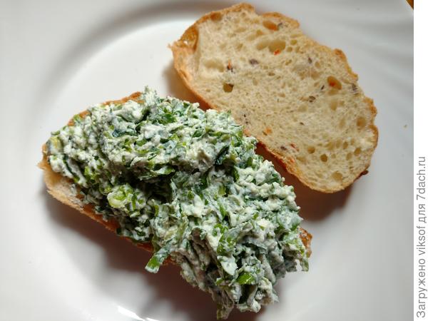 А уж на хлебушек намазаМши.., ну как это не есть!? Ест любимый да ещё как уплетает!