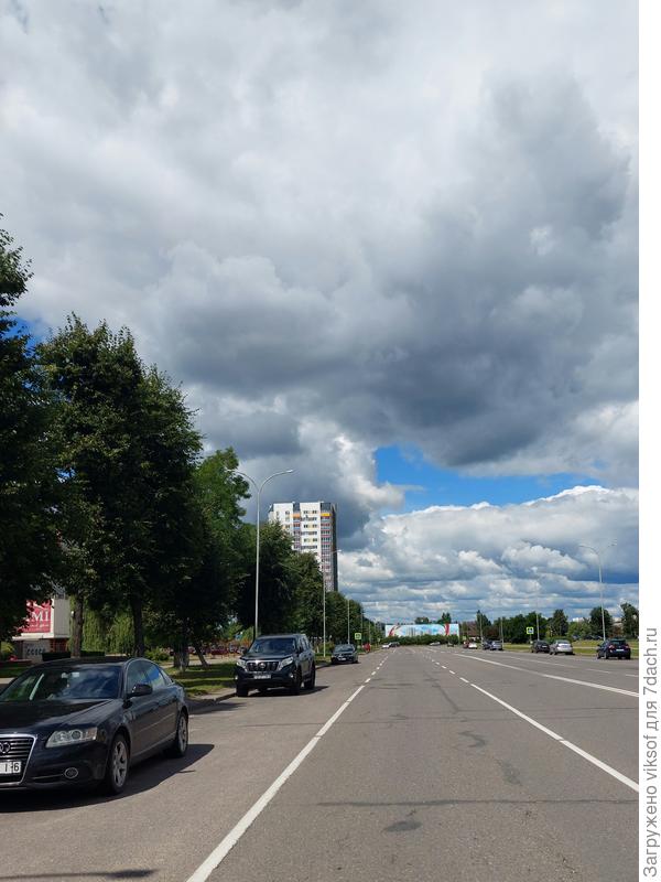 Сегодня небо у нас такое: Тучи над городом встали, в воздухе пахнет грозой...