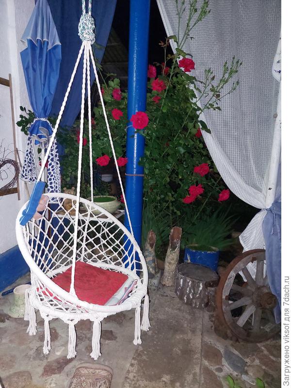 Тогда забирайтесь с дочушкой в кресло, а я вас пледом укрою и чай приготовю