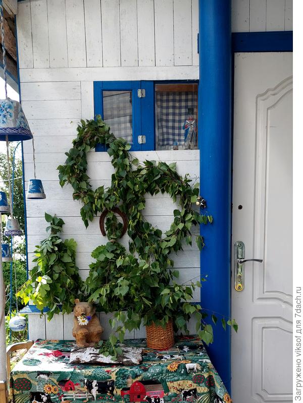 Перед Троицей хожу в березовую рощу и у каждой берёзки прошу по веточке для веночка и веничка