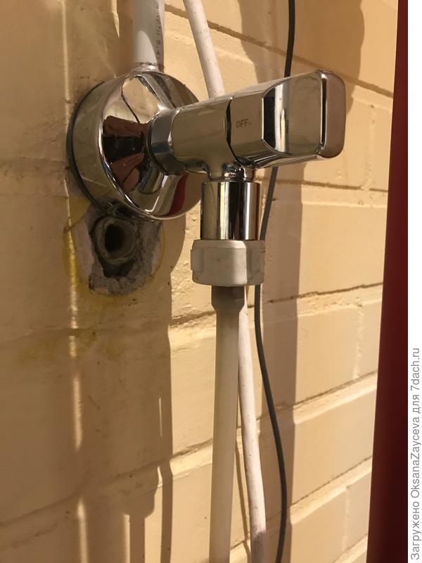 Или вот в стене осталась на память