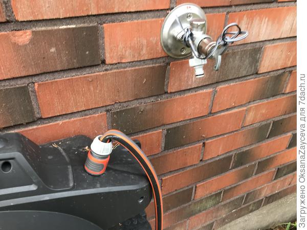 Катушка в "убранном состоянии". Шланг подвода воды установлен на крепление на катушке