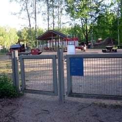 Такой же забор, такая же калитка. Табличка с информацией о работе площадки