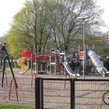 Типичное ограждение детской площадки с калиткой с детским замком