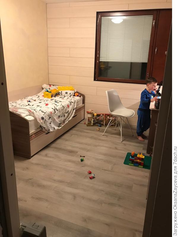 Дите занимается в комнате