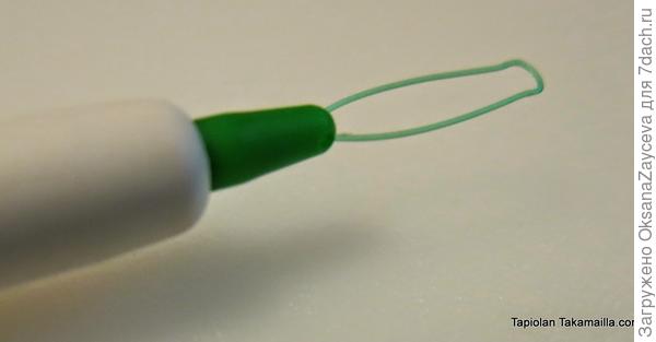 Петелька при нажатии вылезает, ею клещ надежно прицепляется к кончику ручки