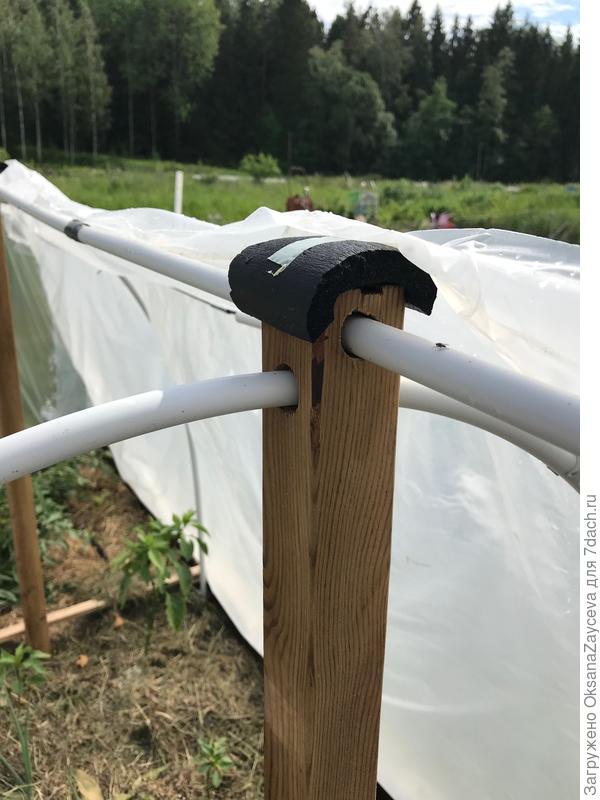 Вторая реализация. Колья из деревянного рофиля 5см вбиты в землю на полметра. Земля, к слову, средний-тяжелый суглинок. Пока стоит