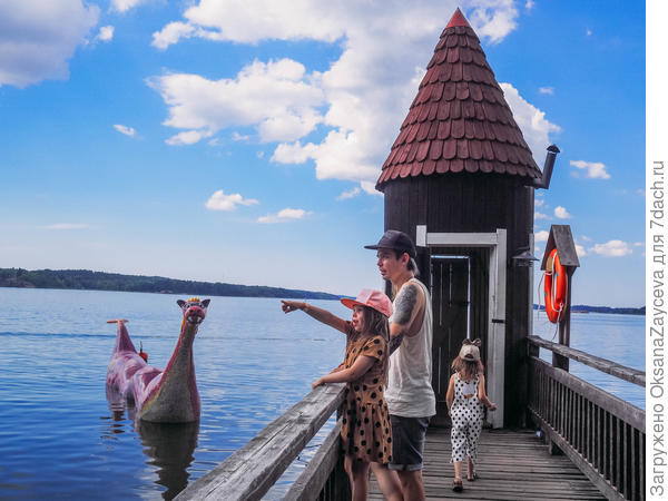 Конечно купальня!
Чуть подальше на пляже можно комфортно расположиться и перекусить свое или даже искупаться в жаркий день