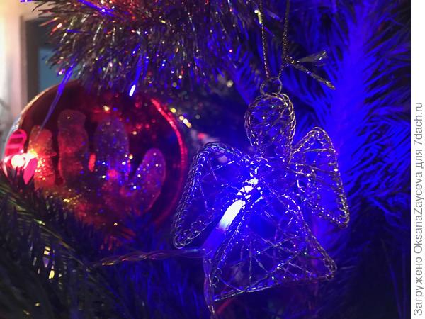 Еще один, а сзади ладошка крошки на шарике =)