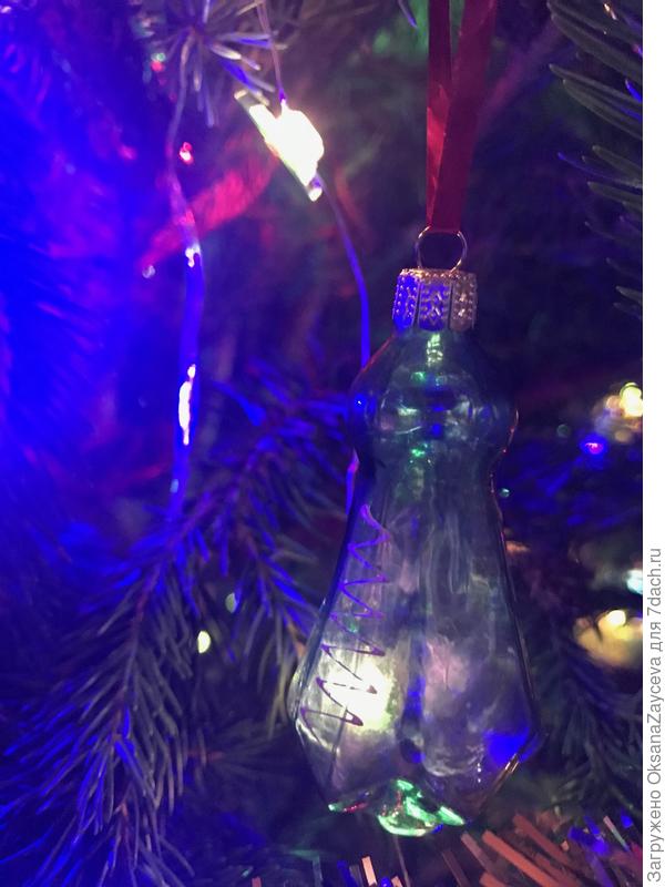 Только в СССР были игрушки с напылением амальгамы с одной стороны. С другой стороны игрушки оставались прозрачными. Это создавало полную иллюзию, что внутри игрушечки горит рождественский огонек =)