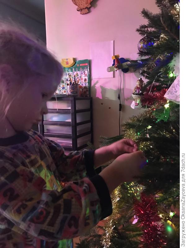 Моя помощница очень серьезно отнеслась к процессу =) Приступили не снимая пижамы =))