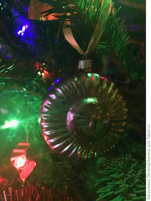 Солнышко мое... Помните, у этих игрушек очень тонюсенькие горлышки и тонюсенькое стекло. И горлышки под металлическими &quot;шапочками&quot; все сколоты усиками =)