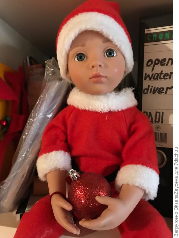 А это уже дочина игровая  Готс. Отлично сделанные куколки, подходят даже для купания в воде =) Пректасно прошитые волосы, стеклянные глазки. Не портится ни от воды, ни от фена =)