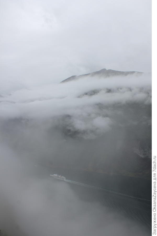 Видите внизу маленький кораблик? Это большой паром...