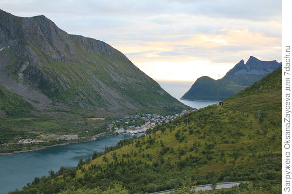 Собственно тут вход во фьёрд, посередине за кадром осталась горушка. Здесь на высоте в седловине совершенно невозможно прекрасные подосиновики! Мы просто балдели!
