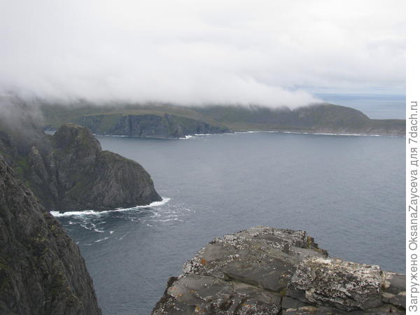 А это  последнее фото я сделала находясь около этого монумента =) Величественный вид с Норд Капа =) Северные вечные скалы... Гордость им имя, Дух и Покой.  А за ними лишь высь, лишь холодная высь, ни добра, ни зла...