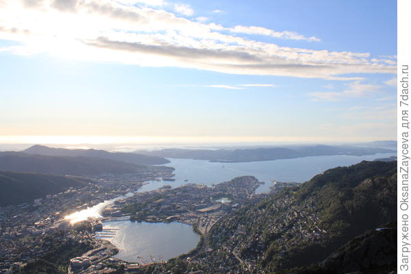 Берген, вернее где то его правая половинка, налево еще столько же. Площадь. занимаемая северным городом потрясает
