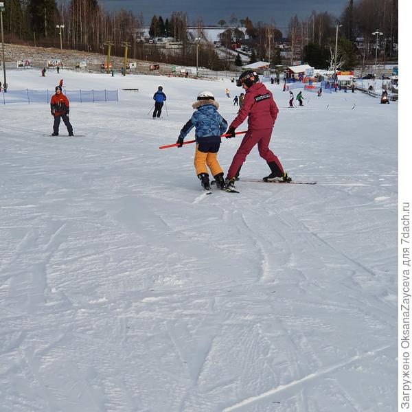 А у нас первый урок лыжной премудрости! Тени есть - солнышко! А темносинее внизу - это озеро =) Вот не знала, что солнышко надо сфотографировать =))