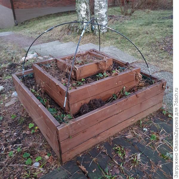 Это конечно для клубники было сколочено, но без ведер =