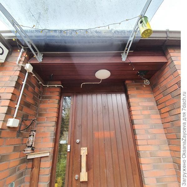 По козырьком, даже ниша есть. Восточная сторона дома